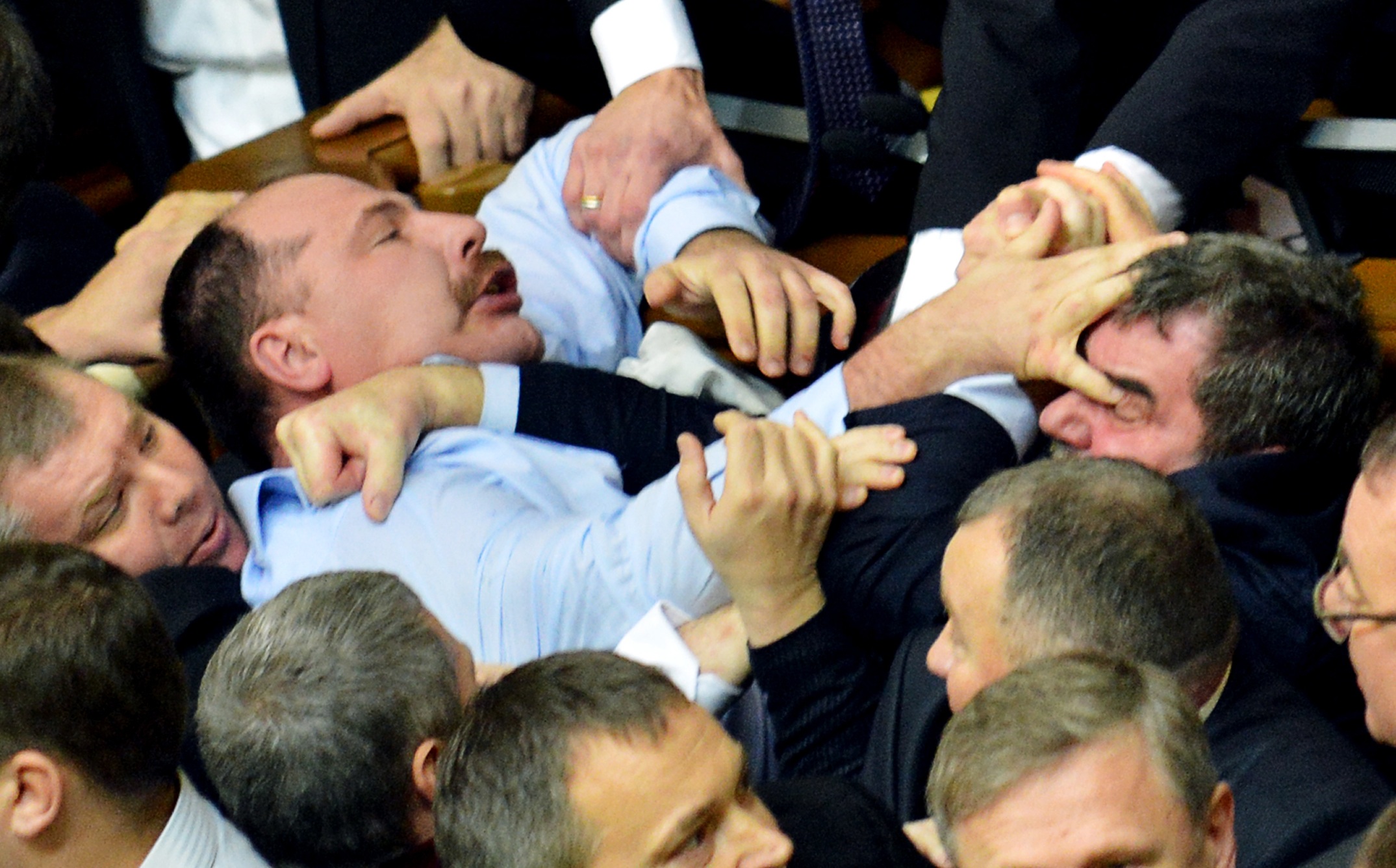 Честно демократия. Верховная рада Украины драка. Мордобой в Раде. Драка в парламенте Украины. Драка в Раде.